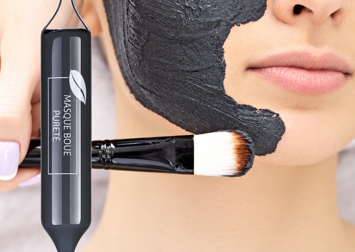 Application d’un masque à la boue au pinceau sur le visage