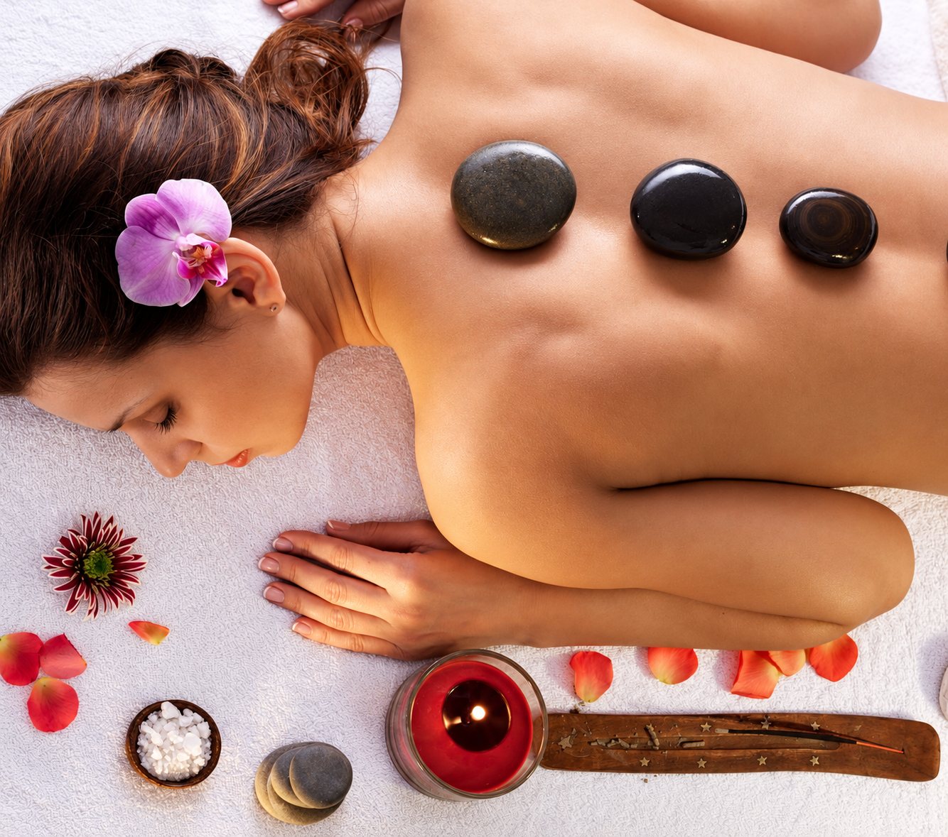 Femme allongée recevant un massage aux pierres chaudes